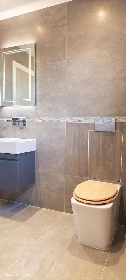 Top Floor Flat 5 Northwood نورثوود المظهر الخارجي الصورة